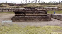 Yang menandakan sebagai tempat peribadatan yakni berupa candi, arca, alat upacara seperti genta dan tempat menaruh bunga (Eko Susanto/detikTravel)