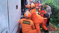 Petugas berusaha mengevakuasi barang korban.