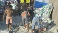 Para pekerja berusaha memindahkan semen dari truk yang mengalami kecelakaan. ANTARA FOTO/Yusuf Nugroho.