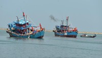 Petugas pengawasan perikanan dengan menggunakan perahu motor mengawal dua unit kapal ikan berbendera Malaysia yang ditangkap di perairan Selat Melaka saat digiring ke Pelabuhan Perikanan Koetaraja, Banda Aceh, Selasa (6/2/2019). ANTARA FOTO/Ampelsa.