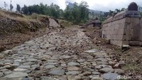 Ekskavasi di Situs Liyangan dilakukan sejak tahun 2010 hingga sekarang. Setelah dilakukan ekskavasi ditemukan candi, saluran irigasi, permukiman penduduk, bahkan jalan raya (Eko Susanto/detikTravel)