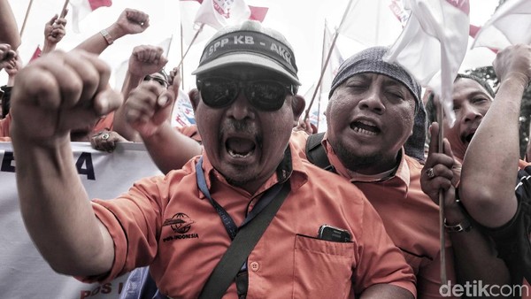 Cetar! Pak Pos Demo Minta Direksi Mundur