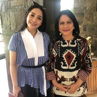 Inilah gaya Iriana Jokowi yang belakangan sedang banjir pujian di Instagram Nagita Slavina. Berpose bersama sang artis di sebuah kesempatan di Istana Bogor, istri Presiden RI Joko Widodo ini cantik berbalut blus tenun khas Sumba, Nusa Tenggara Timur (NTT). Bajunya ibuuuu, tulis aktris Dian Sastrowardoyo di kolom kemonter dengan emoji hati dan jempol. (Foto: Instagram/raffinagita1717)
