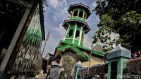 Sebuah menara masjid bergaya Tinghoa yang berdiri di Tangerang ini dibangun pada abad ke-17. Menara masjid itu merupakan bukti akulturasi dan toleransi masyarakat lokal muslim dengan warga pendatang China.