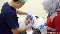 Bella melakukan perawatan untuk persiapan jelang pernikahannya yang ketiga. Pool/Noel/detikFoto.