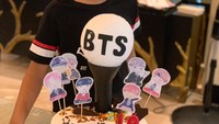 Kenzy sangat mengidolakan Bangtan Boys alias BTS dari Korea Selatan. Lihat saja nih kue ulang tahunnya yang memajang para member BTS di atas kue. Foto: Instagram kenzy_taulany