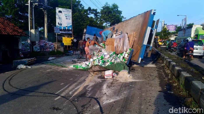 Truk Muatan Semen Terguling, Jalur Pantura Kudus Sempat Macet