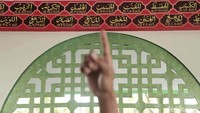 Masuk ke dalam musala, bagian interior musala juga nampak unik dengan hiasan Asmaul Husna beserta tulisan mandarin dibawahnya.