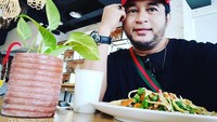 Presenter berusia 50 tahun ini paling hobi makan buah dan sayur. Selain untuk menjaga tubuh tetap sehat, Jeremy memang suka rasa dari sayuran. Foto: Instagram @tetijeremy