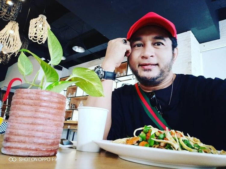 Tambah Macho Begini Gaya Makan Presenter Jeremy Teti yang Doyan Buah