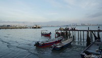 Kampung ini berada di pinggir laut dan terlihat beberapa kapal nelayan terikat di dermaga. Dari sini kamu juga bisa melihat kapal-kapal tanker berlabuh. (Syanti/detikTravel)