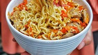 Selain di Jakarta, Warunk Upnormal juga ada di Bekasi, Bandung, Malang hingga Jogja. Di sini mie instan dikreasikan jadi berbagai sajian enak, harganya juga tetap ramah di kantong. Foto: Instagram