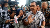 Tidak ada keterangan lagi selain ucapan itu dari Tono, yang terus berjalan ke arah mobilnya.