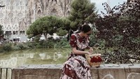 Ini saat berfoto di Basílica de la Sagrada Família, Spanyol. (sara_legge/Instagram)