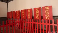 Hanya kaisar yang biasanya punya Dragon Flag. Ada yang bendera yang memiliki arti diam sampai berlutut. Jika pengawal membawa bendera ini, maka warga yang ada di sekitar tersebut harus diam, memberi jalan dan berlutut. (Bonauli/detikTravel)