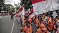 Selain itu, Pak Pos mendesak direksi mundur karena adanya ketimpangan gaji.