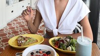 Sebagai robot, Bermuda tampaknya senang berpose dengan berbagai makanan. Ia juga terlihat banyak mencicip aneka makanan. Foto: instagram @bermudaisbae