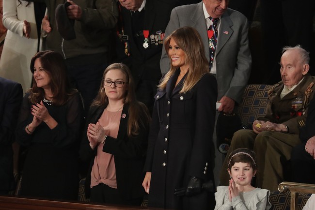 Melania menjatuhkan pilihannya kepada blazer yang nampak seperti gaun berhias kancing perak. Siluet busana yang tegas ini datang dari rumah mode Inggris, Burberry. Foto: Getty Images