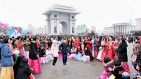 Warga Korea Utara merayakan tahun baru Imlek dengan bernyanyi dan menari bersama. Ada pula warga yang datang dengan menggunakan baju tradisional Korea Utara. KCNA via Reuters.