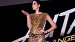 Sexy In Gold! Kecupan Mesra Dua Lipa