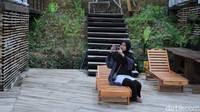 Tersedia kursi untuk santai di tepi kolam renang (Wisma Putra/detikTravel)