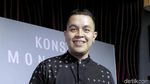 Sajian Beda Tulus di Konser Monokrom