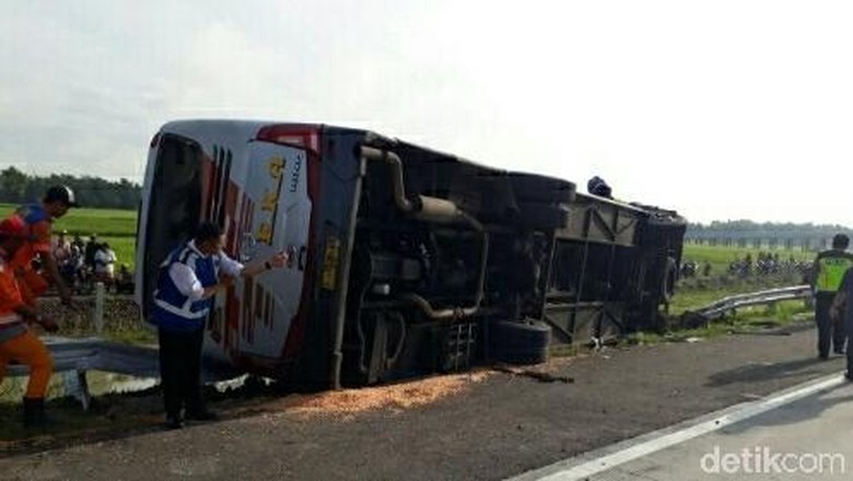 Bus Eka Tabrak Truk di Tol Nganjuk, Tiga Orang Tewas Bus Eka Tabrak Truk di Tol Nganjuk, Tiga Orang Tewas