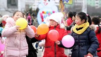 Anak-anak di Korea Utara bermain dengan balon saat merayakan tahun baru Imlek. KCNA via Reuters.