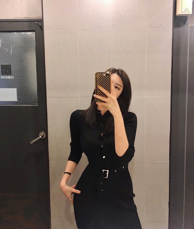 Tak hanya untuk pamer tubuh seksi, Somi juga sekaligus mempromosikan brand baju renang dan aksesorinya yang diberi nama Glander. Foto: Instagram @cxxsomi