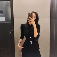 Tak hanya untuk pamer tubuh seksi, Somi juga sekaligus mempromosikan brand baju renang dan aksesorinya yang diberi nama Glander. Foto: Instagram @cxxsomi