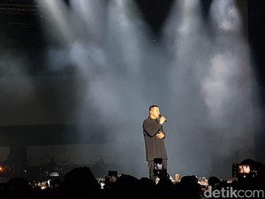 Penampilan Epic Manusia Kuat Tulus Tutup Konser Monokrom