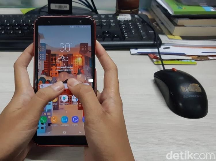 Cara Pegang HP Bisa Ungkap Kepribadian, Kamu Termasuk yang Mana?