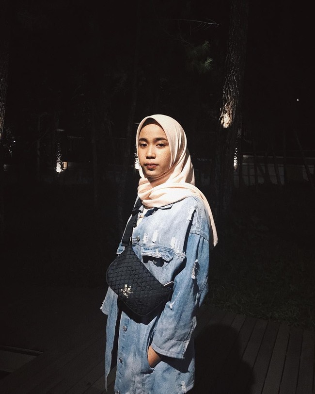 Mengikuti gaya hypebeast kekinian, Indy juga terlihat pernah memakai fanny pack. Tas seperti ini sedang tren, mengiringi fenomena street style di kalangan anak muda tak terkecuali hijabers. Foto: Instagram/Indyratnap