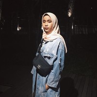 Mengikuti gaya hypebeast kekinian, Indy juga terlihat pernah memakai fanny pack. Tas seperti ini sedang tren, mengiringi fenomena street style di kalangan anak muda tak terkecuali hijabers. Foto: Instagram/Indyratnap