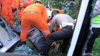 Korban tewas bernama Saimun bun Matbasti (42) seorang karyawan, warga Sobokerto, Desa Giriwaeno, Kecamatan Girimarto, Kabupaten Wonogiri. Sementara satu korban lainnya, sedang dilakukan identifikasi.