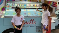 Bersama adik dan kakaknya, Kenzy sering plesir ke luar negeri. Di Singapura ia hendak jajan dessert lucu. Foto: Instagram kenzy_taulany 