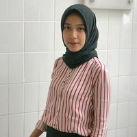 Risa Sarasvati, penulis novel Danur memiliki akun Youtube bernama Jurnal Risa. Wanita yang diketahui bisa melihat hantu itu tak tampil sendirian di videonya, ia mengajak sepupu-sepupunya yang ternyata memiliki kemampuan yang sama dalam melihat makhluk halus. Foto: Instagram/Indyratnap