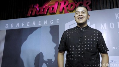 Sajian Beda Tulus di Konser Monokrom