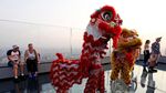 Seru! Barongsai Beraksi di Lantai Kaca Skywalk