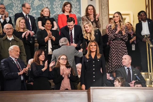 Jurnalis Carla Day menulis dalam cuitan Twitternya. Kontras dari Melania dan Ivanka memakai hitam, sementara wanita Demokrat memakai putih. Kegelapan vs Cahaya. Berduka vs harapan #SOTU, tulisnya. Foto: Getty Images