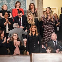 Jurnalis Carla Day menulis dalam cuitan Twitternya. Kontras dari Melania dan Ivanka memakai hitam, sementara wanita Demokrat memakai putih. Kegelapan vs Cahaya. Berduka vs harapan #SOTU, tulisnya. Foto: Getty Images