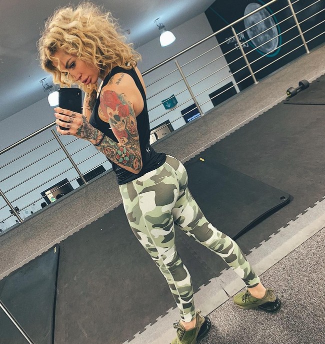 Bagi Sallie, jika memang bisa melakukan operasi plastik dengan memasang implan di tumit, hal itu akan sangat membahagiakannya. Apalagi dirinya memang terobsesi memiliki tubuh sempurna demi menambah popularitas di media sosial. Foto: Instagram