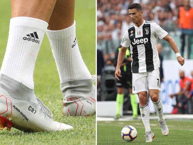 Selain Messi, gelandang Juventus Christiano Ronaldo juga menyematkan nama anak sang putri di sepatu Nike andalannya. Nama Alana Martina bersandingan dengan CR7, inisial Ronaldo. (Foto: Getty Images)