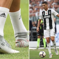 Selain Messi, gelandang Juventus Christiano Ronaldo juga menyematkan nama anak sang putri di sepatu Nike andalannya. Nama Alana Martina bersandingan dengan CR7, inisial Ronaldo. (Foto: Getty Images)