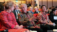 Mendag Enggartiasto Lukita berbincang dengan Duta Besar Rusia untuk Indonesia Lyudmila Georgievna Vorobieva.