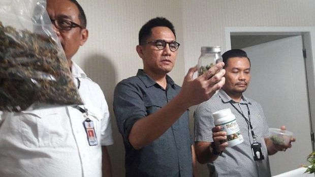 Kombes Krisno Menunjukan Barang Bukti