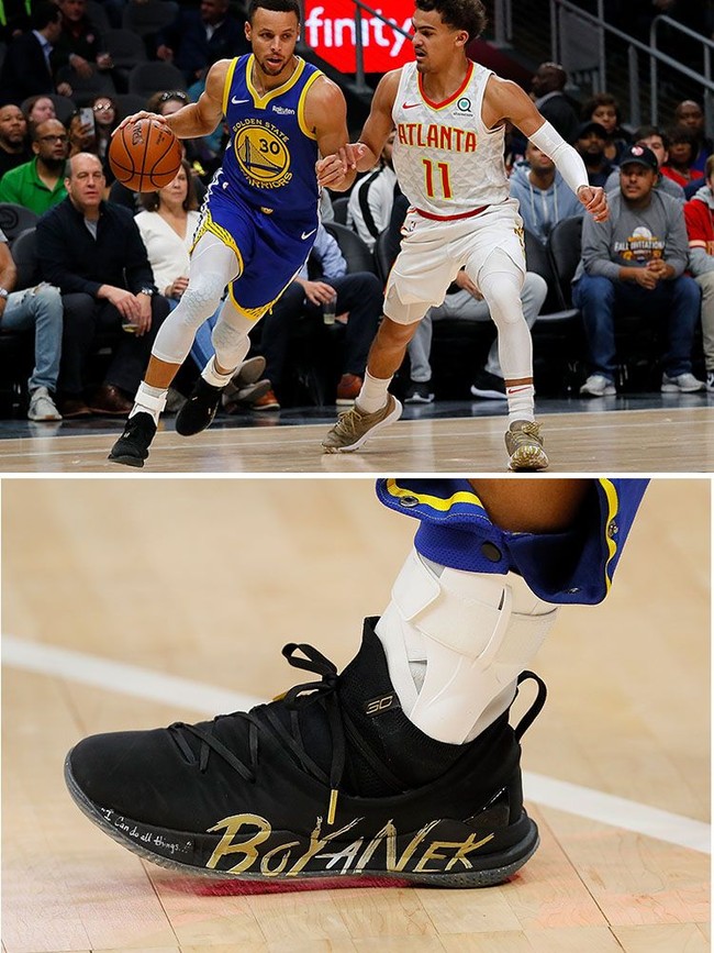 Ada pula Stephen Curry, pebasket dari Golden State Warriors. Selain inisial Stephen SC, sepatu hitam keluaran Under Armour ini dihiasi kutipan inspiratif yang memotivasi Stephen: I can do all things. Sementara BoYanek dari Bow Your Neck yang berarti berdoa, disebut-sebut kutipan favorit Stephen yang menguatkannya saat menghadapi masa-masa sulit. (Foto: Getty Images)