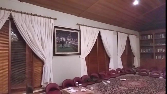  Karpet berpalet merah kecokelatan membuat ruang kerja yang kental nuansa klasik jadi terlihat lebih dinamis. Bisa dijadikan inspirasi dalam penataan ruangan, untuk memberi kesan stylish, Anda bisa menambahkan karpet sebagai aksen. (Foto: Marlinda/detikcom)