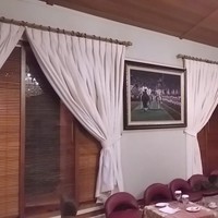  Karpet berpalet merah kecokelatan membuat ruang kerja yang kental nuansa klasik jadi terlihat lebih dinamis. Bisa dijadikan inspirasi dalam penataan ruangan, untuk memberi kesan stylish, Anda bisa menambahkan karpet sebagai aksen. (Foto: Marlinda/detikcom)