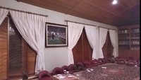 Sebuah karpet besar dengan kursi-kursi untuk duduk lesehan juga diletakkan di sana. Hal itu seolah menandakan Prabowo kerap menerima tamu dan berdiskusi di ruangan itu. 